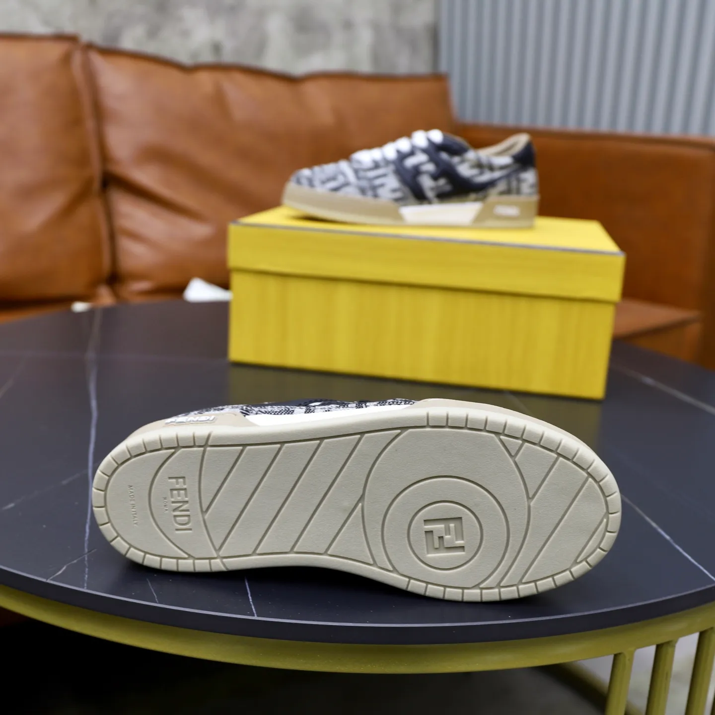 Ex-factory price: 640🔥Couple model (top original order) Brand: FENDI Size: 35-44 (customized for men 38 and 45) Grade: original order quality High version Material: Imported original cowhide stitching ➕ High-quality and comfortable lining Original TPU lightweight anti-slip outsole Style category: Travel fashion casual shoes Versatile trend